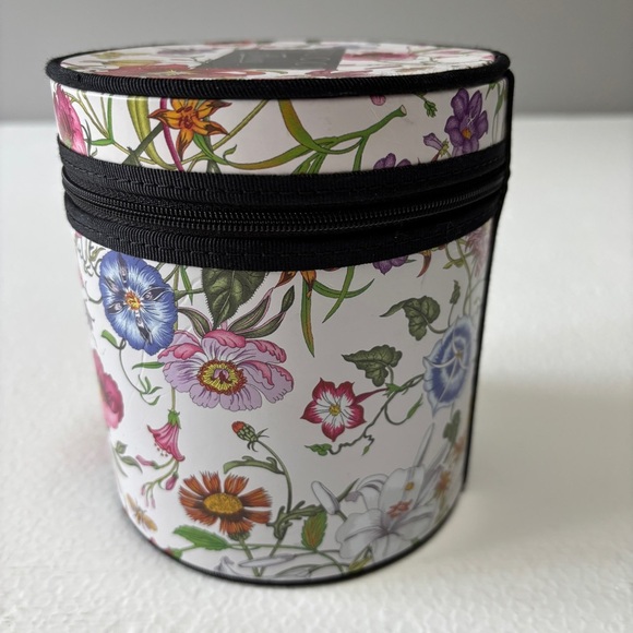 Gucci Flora Gift Makeup Round Box with Floral Design - Picture 3 of 12